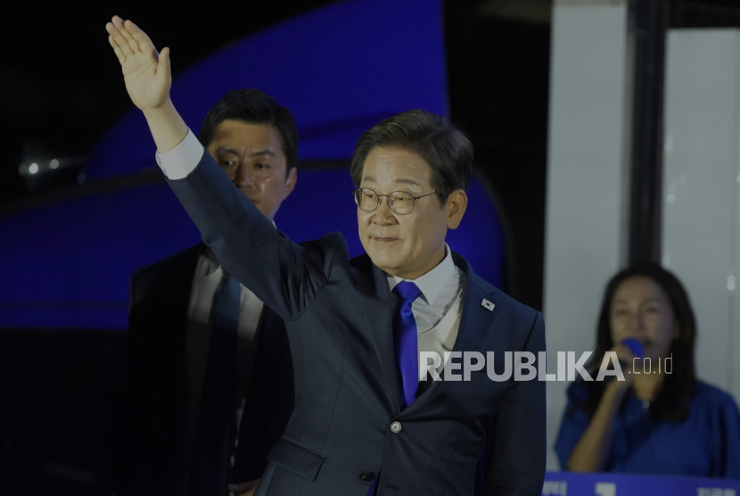 Calon presiden dari Partai Demokrat Korea Selatan, Lee Jae-myung, menyapa para pendukungnya di luar Gedung Majelis Nasional di Seoul, Korea Selatan, Rabu, 4 Juni 2025. 