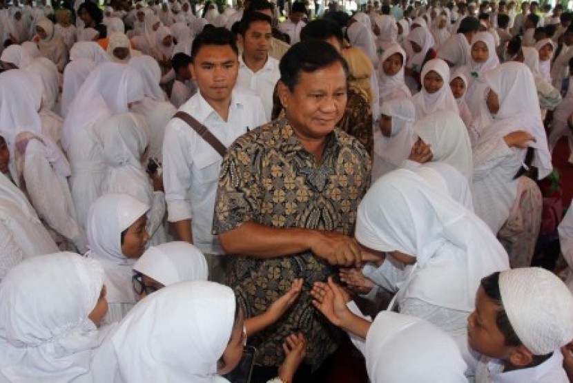 Calon Presiden dari Partai Gerindra Prabowo Subianto disalami anak yatim pada acara doa bersama di Nusantara Polo Club (NPC), Jagorawi Golf & Country Club, Bogor, Jawa Barat, Ahad (25/5).