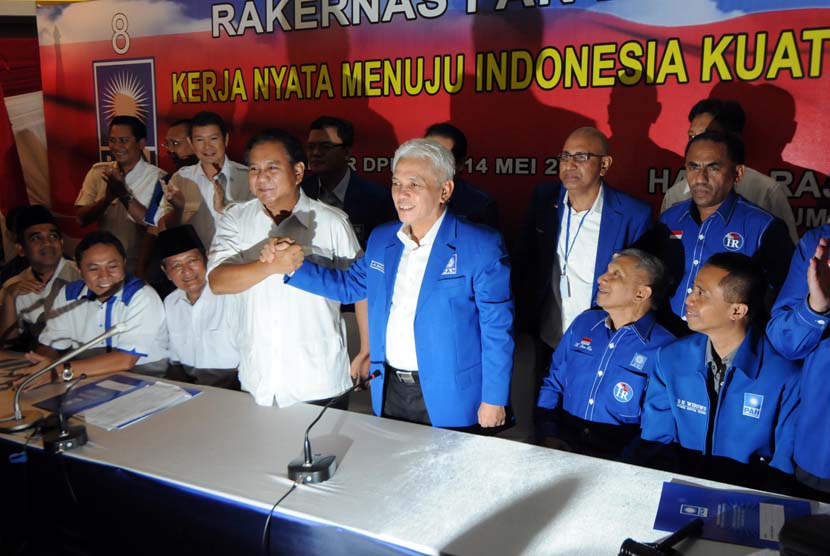 Calon presiden dari Partai Gerindra Prabowo Subianto (keempat kiri) berjabat tangan dengan Ketua Umum Partai Amanat Nasional (PAN) Hatta Rajasa (kelima kiri) di sela Rapat Kerja Nasional Nasional PAN, Jakarta, Rabu (14/5).