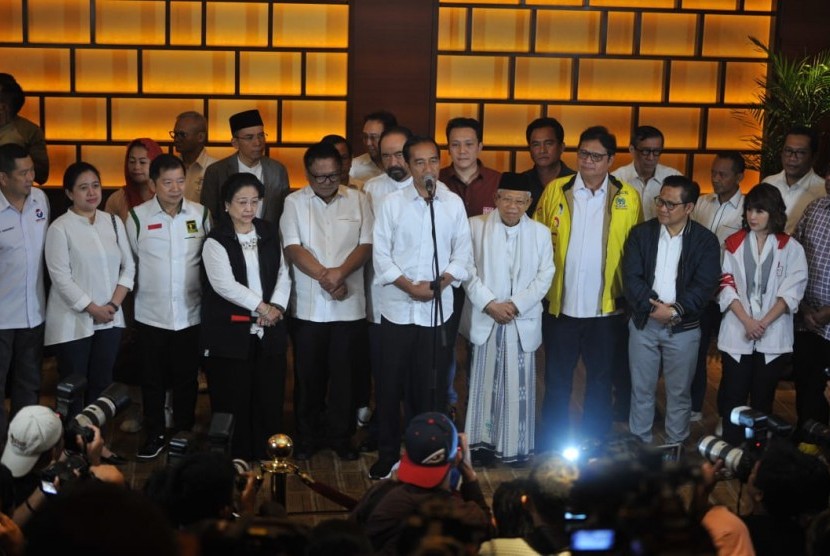 Calon Presiden Joko Widodo bersama calon wakil presiden Ma'ruf Amin dan para ketua partai koalisi menggelar konfrensi pers di Djakarta Theater, Jakarta, Kamis (17/4). 