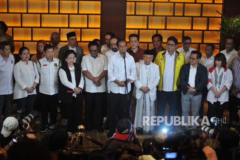 Calon Presiden Joko Widodo bersama calon wakil presiden Ma'ruf Amin dan para ketua partai koalisi menggelar konfrensi pers di Djakarta Theater, Jakarta, Kamis (17/4). 