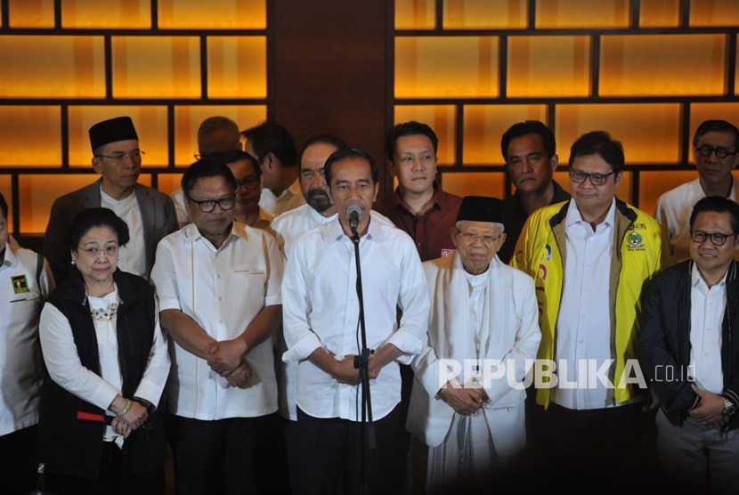 Calon Presiden Joko Widodo bersama calon wakil presiden Ma'ruf Amin dan para ketua partai koalisi menggelar konfrensi pers di Djakarta Theater, Jakarta, Kamis (17/4). 