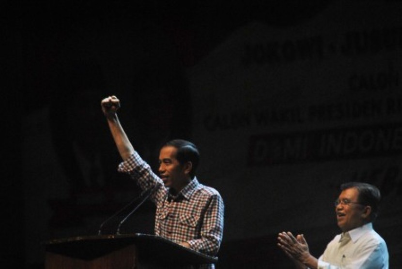 Calon Presiden, Joko Widodo (kiri) menyampaikan pidato politik bersama calon Wakil Presiden, Jusuf Kalla (kanan) saat deklarasi dukungan Relawan Demi Indonesia di Bogor, Jabar, Sabtu (31/5). 