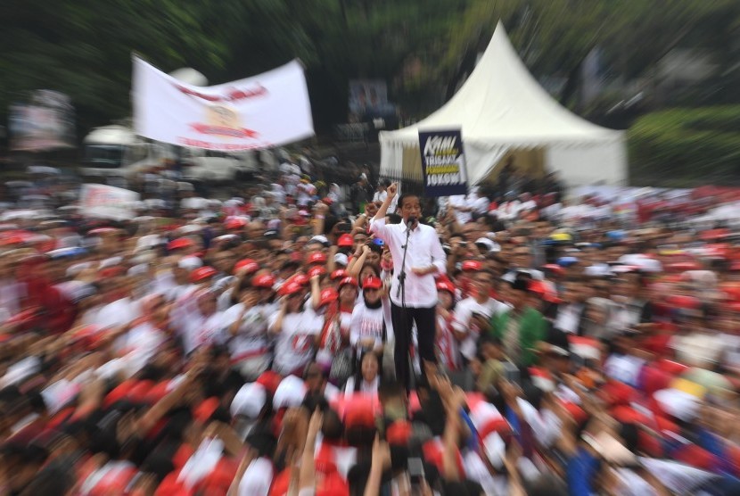 Calon Presiden Joko Widodo (tengah) berorasi saat menghadiri deklarasi Alumni Jabar Ngahiji di Monumen Perjuangan Kota Bandung, Jawa Barat, Ahad (10/3).