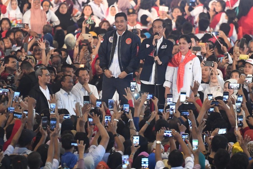 Calon presiden Joko Widodo (tengah) berpidato dalam acara deklarasi dukungan alumni belUSUkan pro Jokowi-Amin di Gedung Serbaguna T Rizal Noordin, Deli Serdang, Sumatera Utara, Sabtu (16/3/2019).