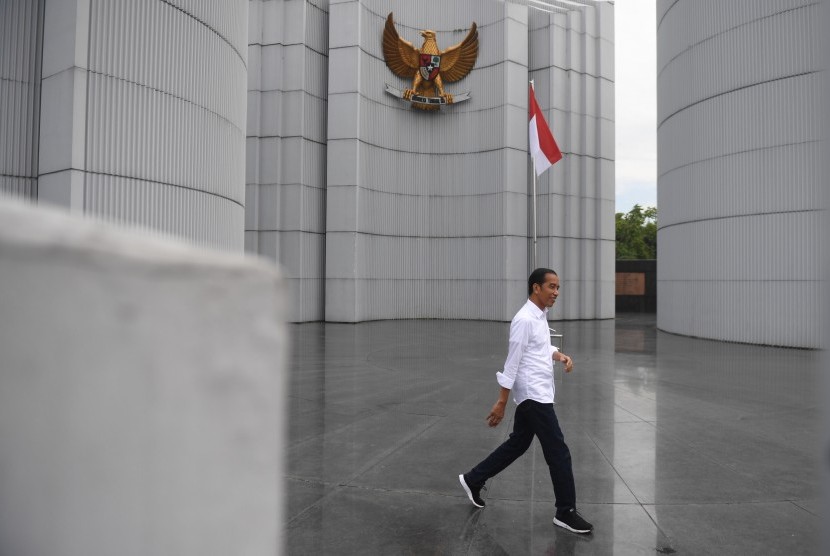 Calon Presiden Joko Widodo (tengah) menghadiri deklarasi Alumni Jabar Ngahiji di Monumen Perjuangan Kota Bandung, Jawa Barat, Minggu (10/3). 