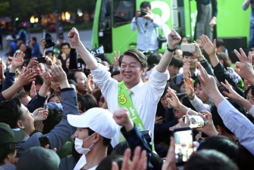 Calon presiden Korea Selatan dari Partai Rakyat yang berhaluan konservatif Ahn Cheol-soo saat kampanye di Goyang, Korea Selatan.