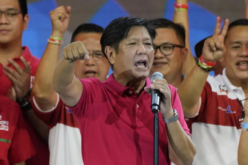 Calon presiden, mantan senator Ferdinand Bongbong Marcos Jr., putra mendiang diktator, memberi isyarat saat dia menyapa kerumunan selama kampanye di Quezon City, Filipina pada 13 April 2022.