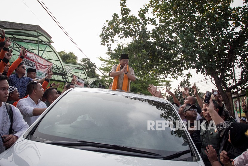 Calon Presiden no urut 02 Prabowo Subianto menyapa warga dari atas kendaraan saat kegiatan kunjungan di Pondok Pesantren Ta'mirul Islam, Solo, Jawa Tengah, Selasa (30/10/2018). 