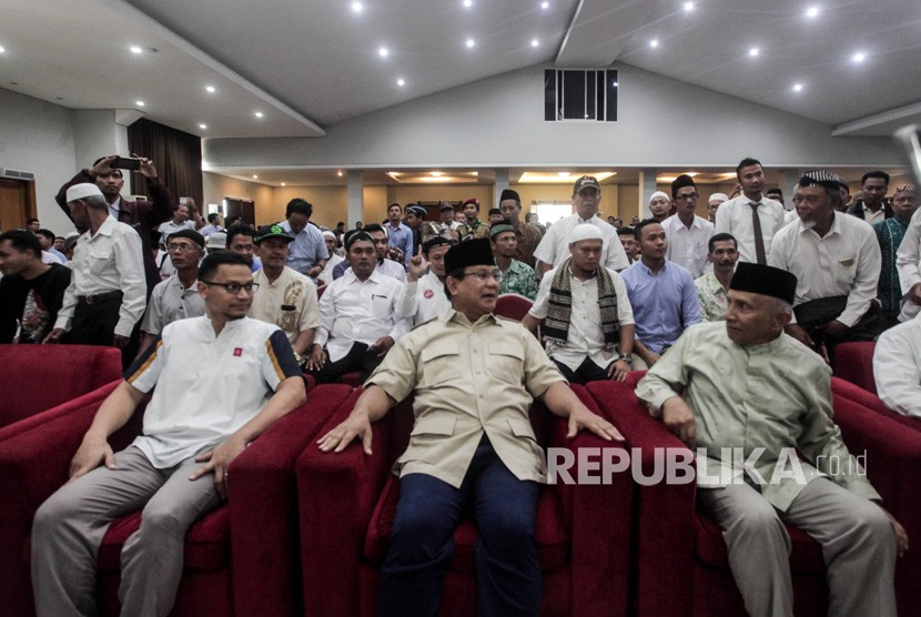 Calon presiden no urut 2 Prabowo Subianto (tengah) berbincang dengan mantan Ketua Umum PP Muhammadiyah Amien Rais (kanan) saat bersilaturahmi dengan warga Muhammadiyah Yogyakarta di Sleman, DI Yogyakarta, Rabu (28/11/2018). 