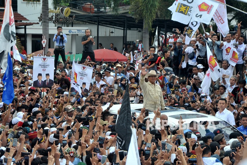 Calon Presiden nomer urut 02 Prabowo Subianto menyapa pendukung dan simpatisan yang memadati pelataran Benteng Kuto Besak Palembang pada Kampanye akbar, di Palembang, Sumsel, Selasa (9/4/2019). 