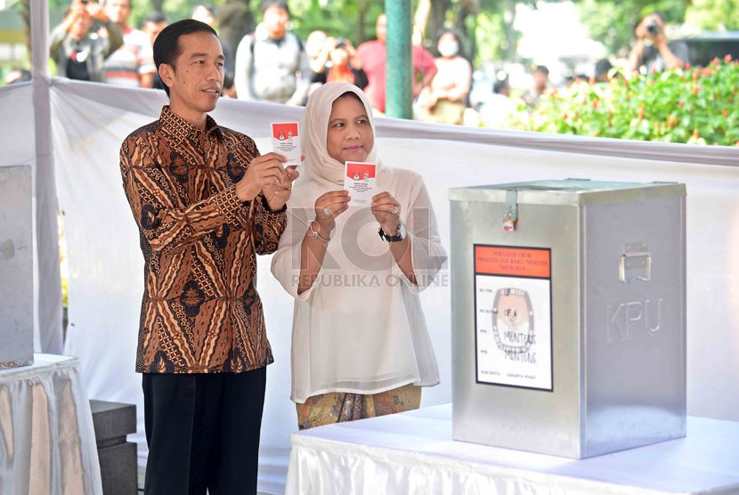  Calon Presiden nomer urut dua, Joko Widodo bersama istri, Iriana menggunakan hak suaranya di TPS 18 Kecamatan Menteng, Kelurahan Menteng, Jakarta Pusat, Rabu (9/7).(Republika/Agung Supriyanto)