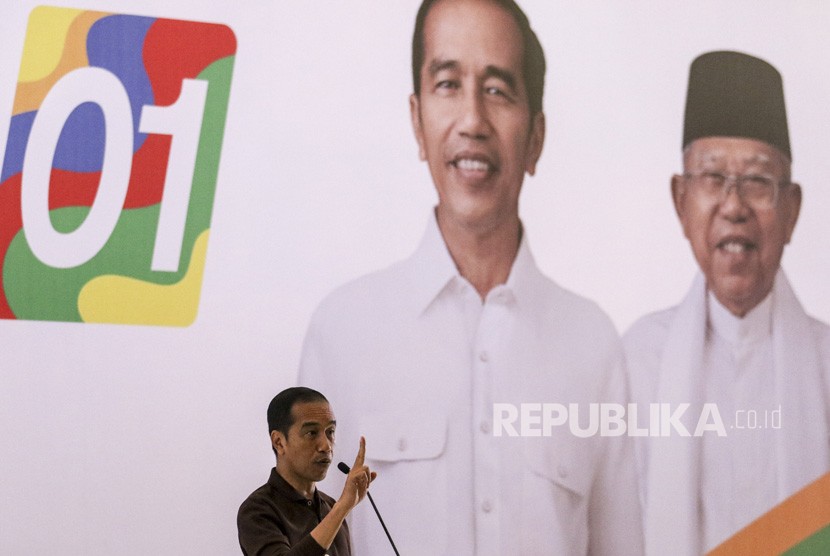 Calon Presiden nomor urut 01 Joko Widodo berbicara dihadapan ribuan Tim Kampanye Daerah (TKD) dan relawan di Palembang, Sumatera Selatan, Ahad (25/11/2018). 