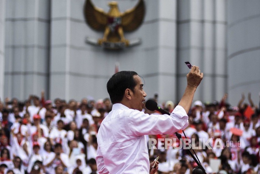 Calon Presiden nomor urut 01 Joko Widodo berorasi saat menghadiri kegiatan Deklarasi Alumni Jabar Ngahiji di Monumen Perjuangan, Kota Bandung (10/3).