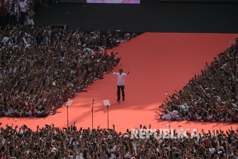Calon Presiden Nomor urut 01 Joko Widodo (Jokowi) menyapa para pendukung saat mengikuti Konser Putih Bersatu dalam rangka Kampanye Akbar Pasangan Capres no urut 01 di Gelora Bung Karno (GBK), Jakarta, Sabtu (13/4/2019). 