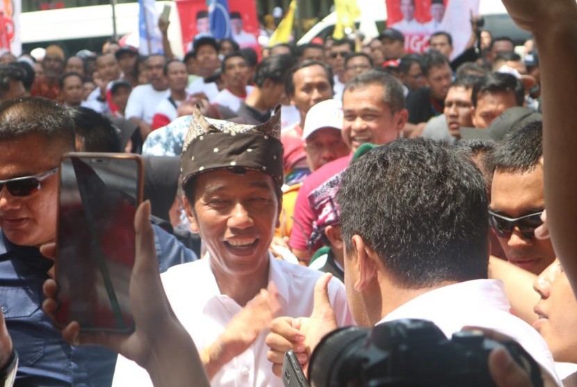 Calon presiden nomor urut (01) Joko Widodo (Jokowi) saat tiba di lapangan Blambangan, Banyuwangi, Jawa Timur,  Senin (25/3). 