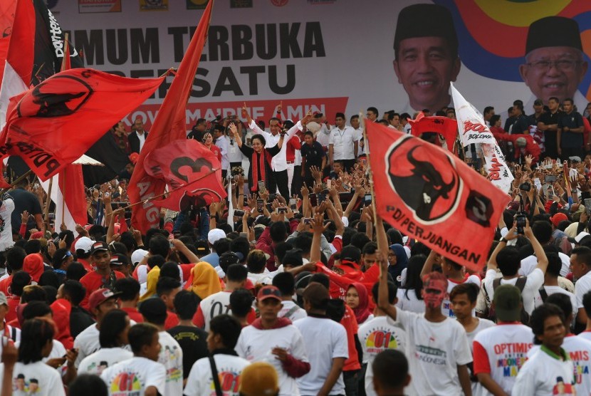 Calon Presiden nomor urut 01 Joko Widodo (kanan) bersama Ketua Umum PDI Perjuangan Megawati Soekarnoputri (kiri) menyapa pendukung saat kampanye akbar di Solo, Jawa Tengah, Selasa (9/4/2019).