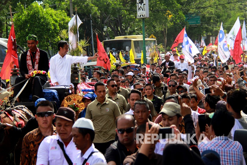 Calon Presiden nomor urut 01 Joko Widodo (kedua kiri) menyapa pendukungnya saat pawai kampanye terbuka di Ciceri, Serang, Banten Ahad (24/3/2019).