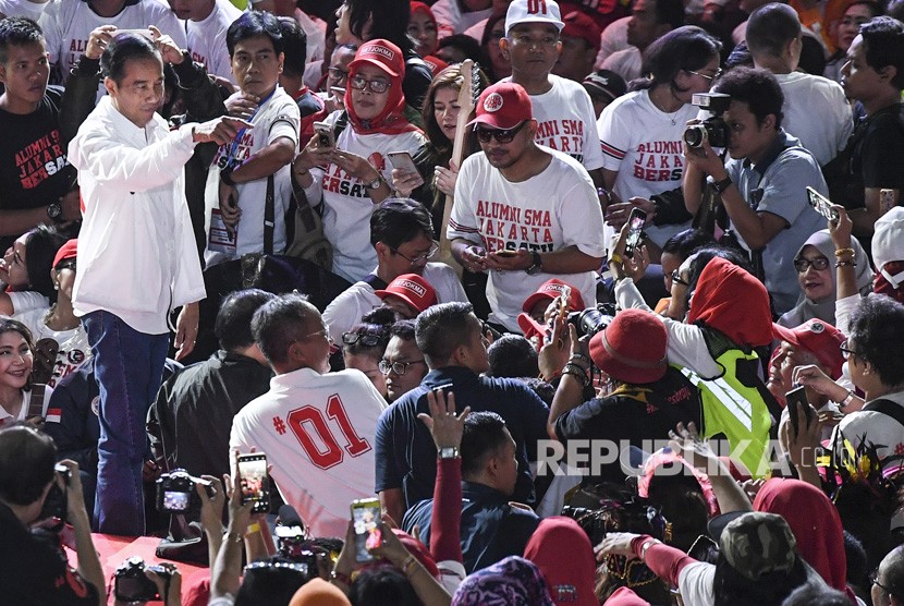 Calon Presiden nomor urut 01 Joko Widodo (kiri) menghadiri deklarasi dukungan dari alumni SMA se-Jakarta di Istora Senayan, Jakarta, Ahad (10/2/2019).