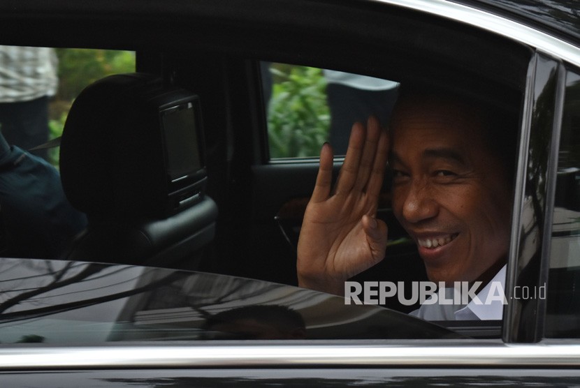 Calon presiden nomor urut 01 Joko Widodo melambaikan tangan usai pertemuan konsolidasi bersama pimpinan partai yang tergabung Koalisi Indonesia Kerja di Menteng, Jakarta Pusat, Kamis (18/4/2019). 