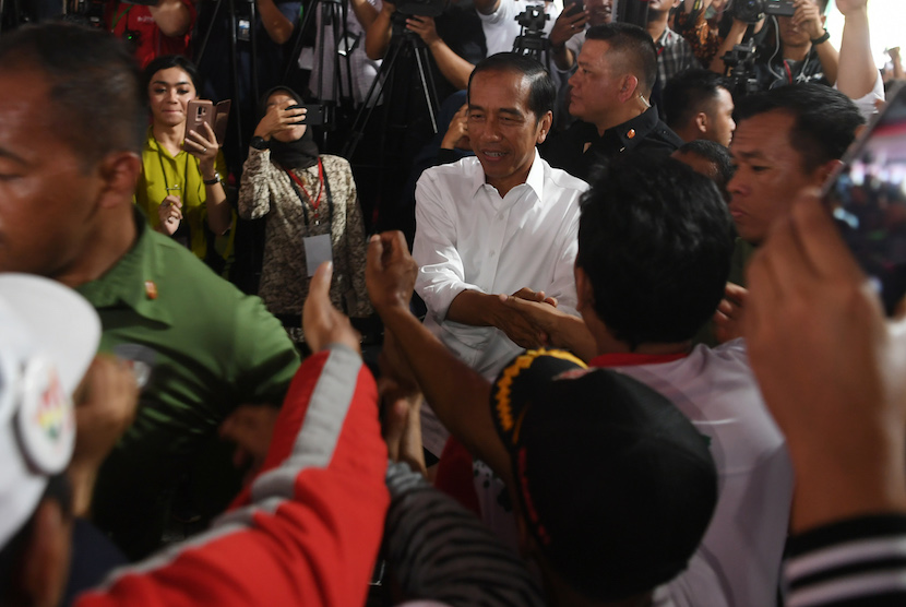  Calon Presiden nomor urut 01 Joko Widodo menyapa pendukungnya ketika kampanye terbuka di Sentul, Bogor, Jawa Barat, Jumat (12/4/2019). 