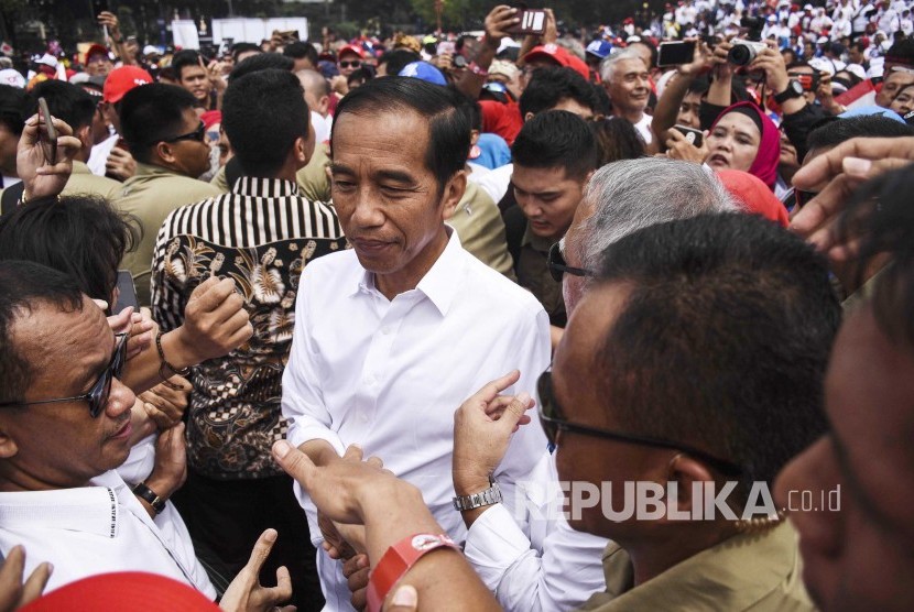 Calon Presiden nomor urut 01 Joko Widodo menyapa warga usai menghadiri kegiatan Deklarasi Alumni Jabar Ngahiji di Monumen Perjuangan, Kota Bandung (10/3)