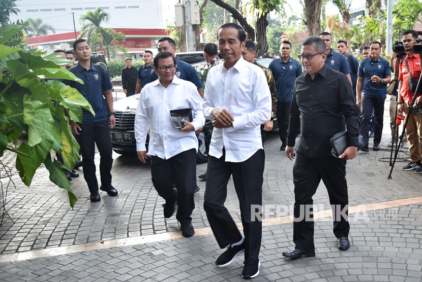 Calon presiden nomor urut 01 Joko Widodo (tengah)