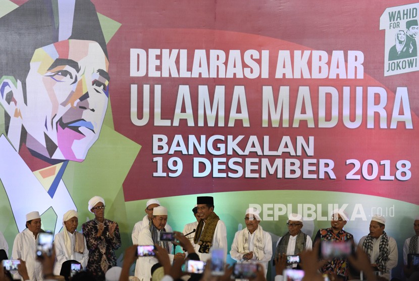Calon Presiden nomor urut 01 Joko Widodo (tengah) menerima sorban dari tokoh ulama Madura saat menghadiri Deklarasi Akbar Ulama se-Madura untuk Jokowi-Maruf di Bangkalan, Madura, Jawa Timur, Rabu (19/12/2018).