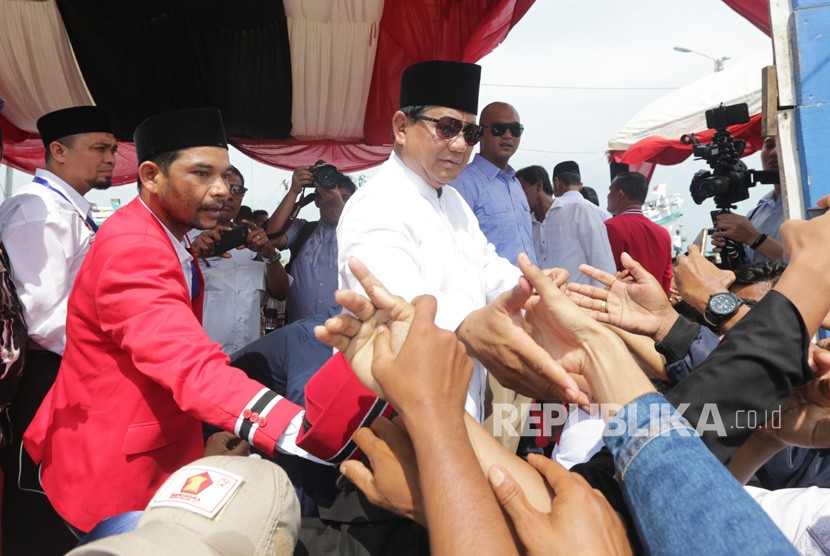 Calon Presiden nomor urut 02 Prabowo Subianto bersalaman denga warga yang menghadiri peringatan 14 tahun bencana tsunami Aceh di Pelabuhan Pendaratan Ikan, Lampulo, Banda Aceh, Aceh, Rabu (26/12/2018). 