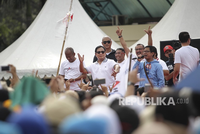 Calon Presiden Prabowo Subianto berjoget bersama relawan. Capres Prabowo sebut daripada dengar pidatonya mendingan joget di depan relawan.