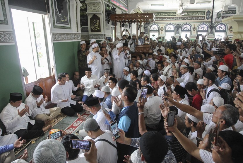 Calon Presiden nomor urut 02 Prabowo Subianto (kiri) berdoa usai melaksanakan salat jumat di Masjid Al-Azhar, Jakarta, Jumat (19/4/2019). 