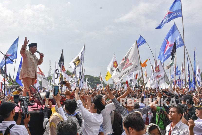 Calon Presiden nomor urut 02 Prabowo Subianto (kiri) menyampaikan orasi politiknya dalam kampanye terbuka di lapangan Karang Pule, Mataram, NTB, Selasa (26/3/2019). 