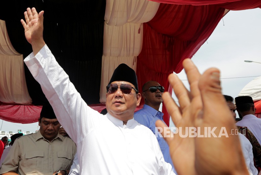 Calon Presiden nomor urut 02 Prabowo Subianto melambaikan tangan kepada warga yang menghadiri peringatan 14 tahun bencana tsunami Aceh di Pelabuhan Pendaratan Ikan, Lampulo, Banda Aceh, Aceh, Rabu (26/12/2018).