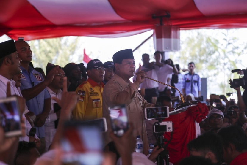 Calon Presiden nomor urut 02 Prabowo Subianto memberikan orasi politiknya di hadapan ribuan pendukungnya di Mega Wisata Ocarina Batam, Kepulauan Riau, Rabu (13/3/2019). 