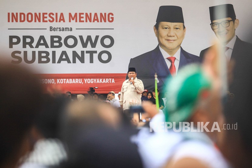 Calon Presiden nomor urut 02, Prabowo Subianto memberikan orasi politik saat kampanye akbar bertajuk Indonesia Menang bersama Prabowo Subianto di Stadion Kridosono, Yogyakarta, Senin (8/4/2019).