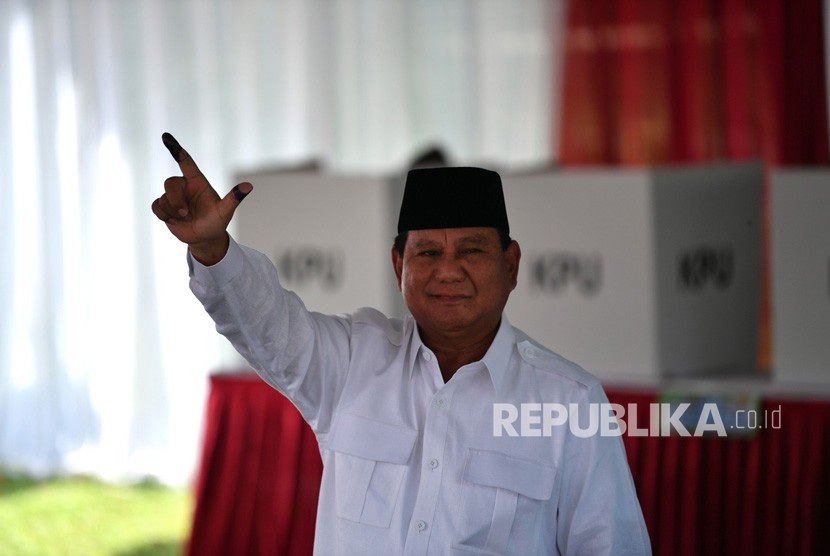 Calon Presiden nomor urut 02 Prabowo Subianto menggunakan hak pilihnya di TPS 041, Kampung Curug, Desa Bojong Koneng, Babakan Madang, Bogor, Jawa Barat, Rabu (17/4/2019).