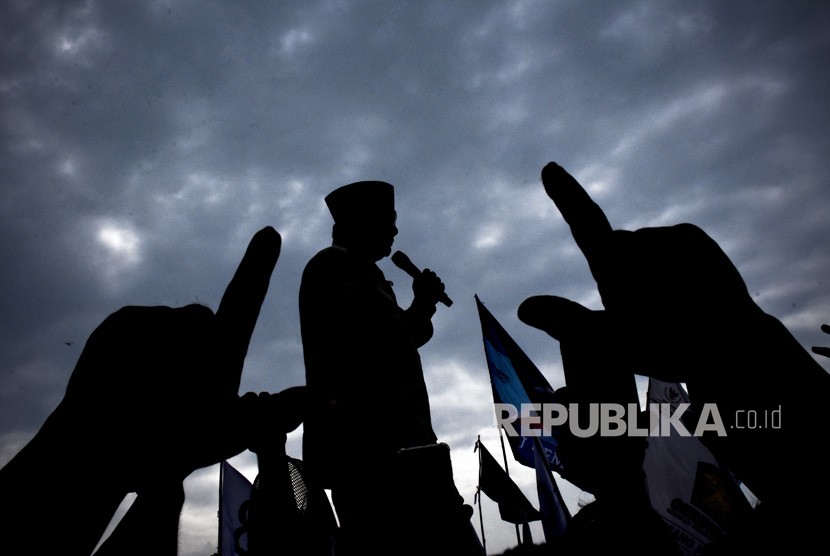 Calon Presiden nomor urut 02 Prabowo Subianto menyampaikan orasi politiknya dalam kampanye terbuka di lapangan Karang Pule, Mataram, NTB, Selasa (26/3/2019).