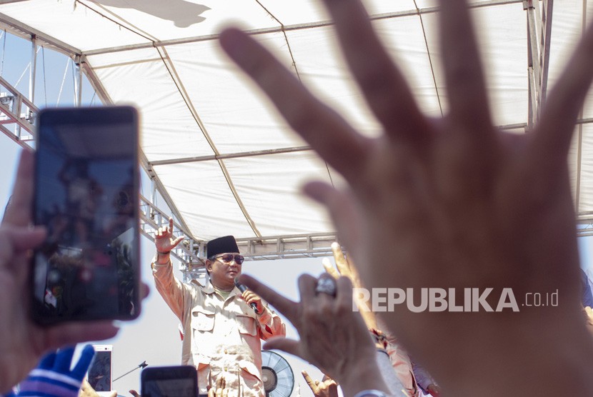 Calon Presiden nomor urut 02 Prabowo Subianto menyampaikan orasi politik saat kampanye akbar di Lapangan Galuh Mas, Karawang, Jawa Barat, Jumat (29/3/2019). 