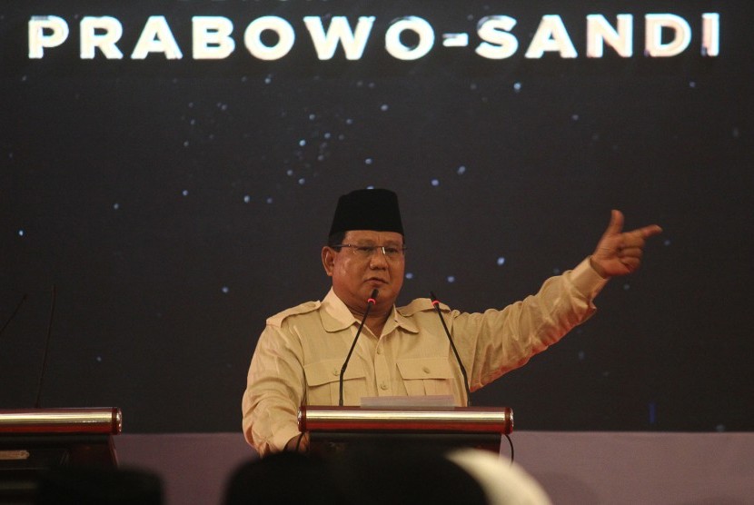 Calon Presiden nomor urut 02 Prabowo Subianto menyampaikan pidato kebangsaan di Surabaya, Jawa Timur, Jumat (12/4/2019).
