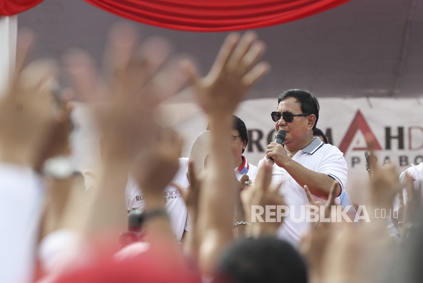 Calon Presiden nomor urut 02, Prabowo Subianto menyampaikan sambutan di hadapan ribuan Relawan Roemah Djoeang usai mengikuti jalan sehat di Lapangan Banteng, Jakarta, Sabtu (2/2/2019).