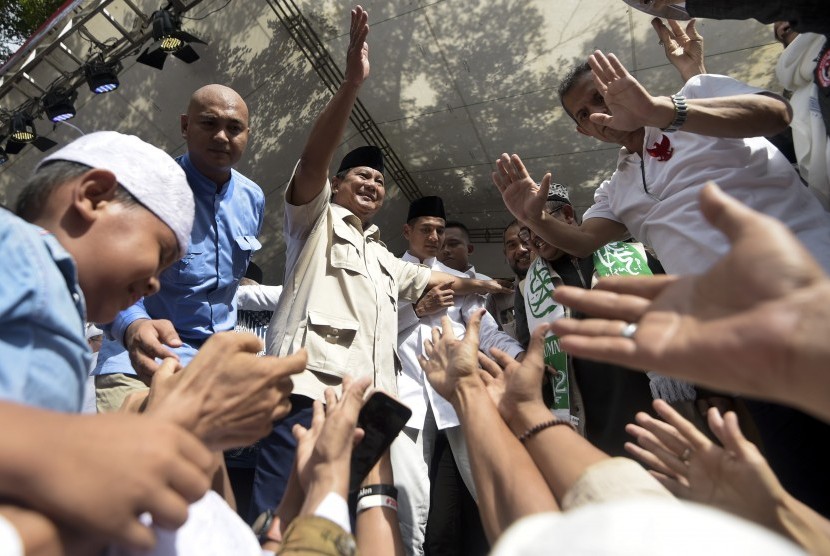 Calon Presiden nomor urut 02 Prabowo Subianto menyapa pendukungnya saat menghadiri acara Syukur Kemenangan Indonesia di Kediamannya, Jalan Kertanegara, Jakarta, Jumat (19/4/2019). 