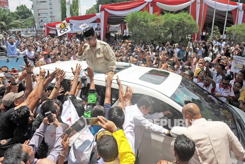 Calon Presiden nomor urut 02 Prabowo Subianto (tengah) menyapa pendukungnya saat kunjungan ke Jambi, Kamis (14/3/2019).