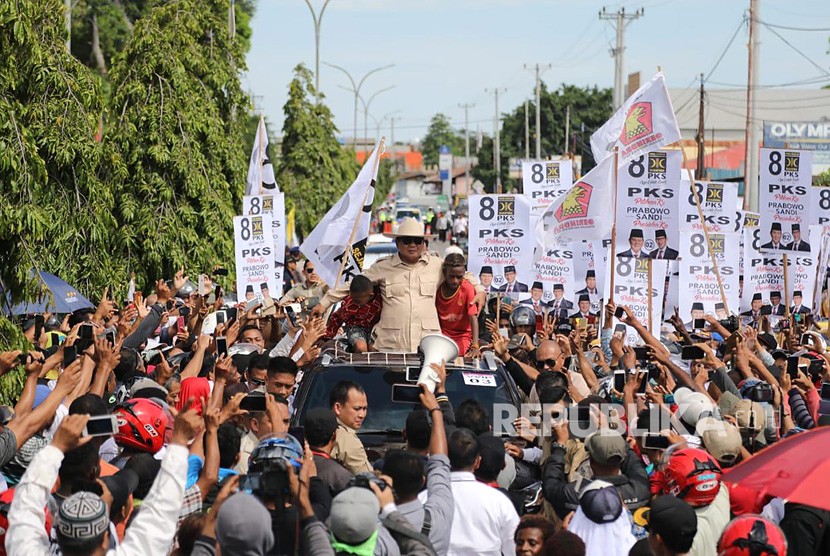 Calon Presiden nomor urut 02 Prabowo Subianto (tengah) menyapa pendukungnya saat melaksanakan kampanye terbuka di Merauke, Papua, Senin (25/3/2019).