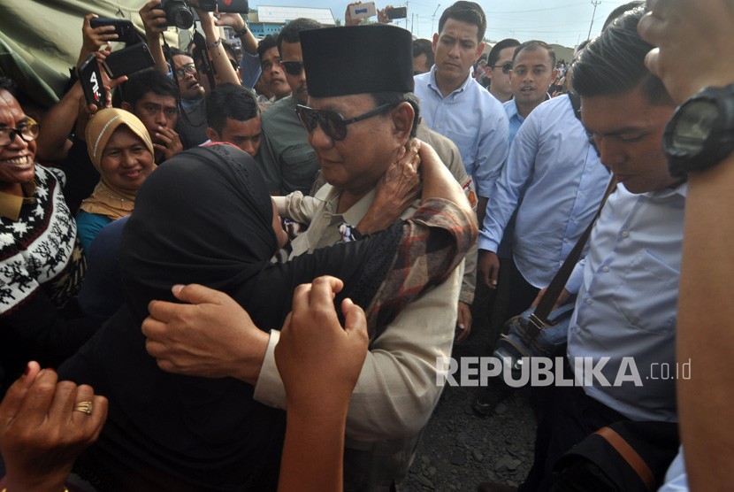Calon Presiden nomor urut 02, Prabowo Subianto (tengah) saat mengunjungi pengungsi korban bencana gempa, tsunami dan likuifaksi pada lokasi pengungsian di Kabupaten Sigi, Sulawesi Tengah, Selasa (8/1/2019).