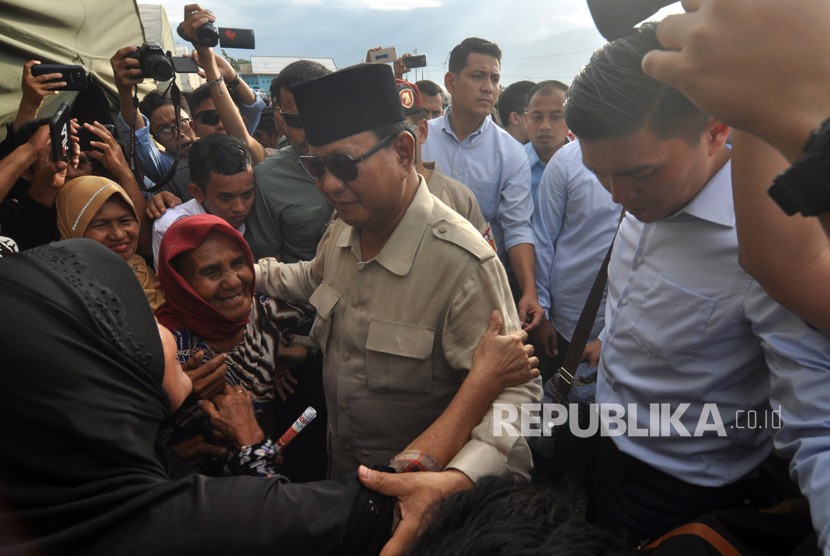 Calon Presiden nomor urut 02, Prabowo Subianto (tengah) saat mengunjungi pengungsi korban bencana gempa, tsunami dan likuifaksi pada lokasi pengungsian di Kabupaten Sigi, Sulawesi Tengah, Selasa (8/1/2019). 