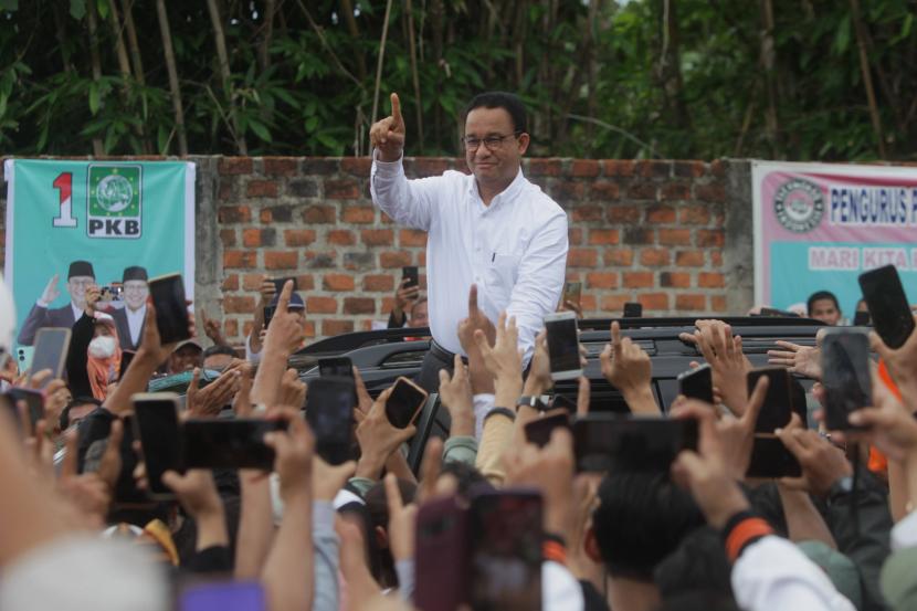 Calon Presiden nomor urut 1 Anies Baswedan menyapa simpatisan saat Jumpa Saksi AMIN dan Simpatisan di GOR Podomoro Natar, Lampung Selatan.