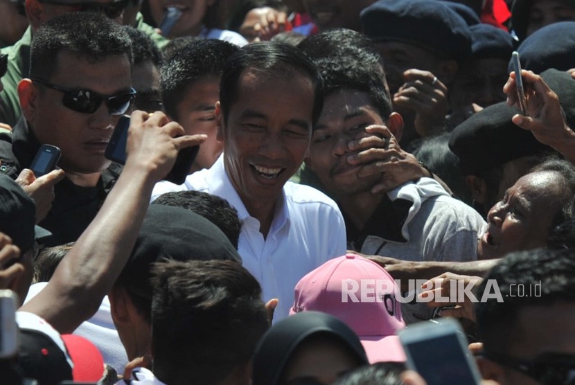Calon Presiden nomor urut 1 Joko Widodo melakukan kampanye terbuka di lapangan Sitarda, Kupang, Nusa Tenggara Timur, Senin (8/4). Kampanye tersebut dihadiri massa pendukung pasangan Joko Widodo - Ma'ruf Amin.