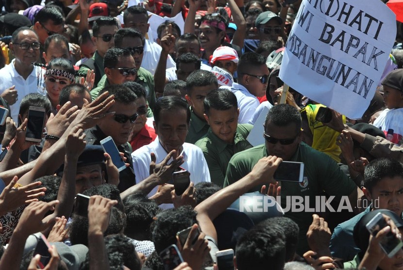 Calon presiden nomor urut 1 Joko Widodo melakukan kampanye terbuka di lapangan Sitarda, Kupang, Nusa Tenggara Timur, Senin (8/4). Kampanye tersebut dihadiri massa pendukung pasangan Joko Widodo-Ma'ruf Amin.