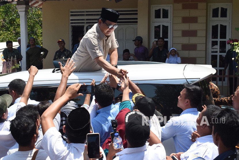 [ilustrasi] Calon Presiden nomor urut 2 Prabowo Subianto dari atas mobil menyapa pendukungnya seusai berziarah di makam Gubernur Soerjo dan bertemu kader serta relawan di Magetan, Jawa Timur, Rabu (31/10/2018). 