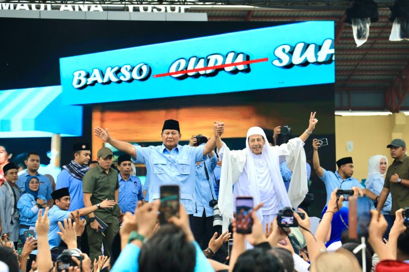 Calon presiden nomor urut 2, Prabowo Subianto menghadiri acara bersama relawan Nderek Guru (Ndaru) bertajuk “Ndaru Bershalawat Bersama Seribu Ulama dan Sejuta Santri untuk Pemilu Damai